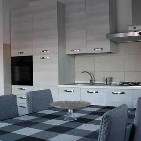 Sofia - Bright And Spacious Flat In Nettuno, Steps From The Center, Beaches, And Train Station Неттуно